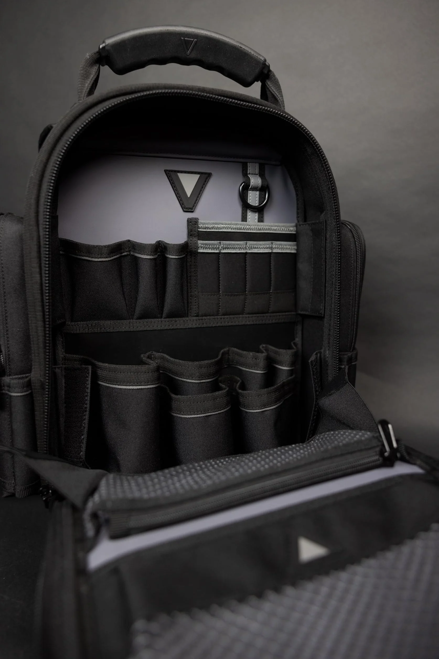 Velocity Pro Gear Stealth SB250 plecak, kompaktowy, profesjonalny plecak na narzędzia dla elektryków, techników i inżynierów serwisowych, z pionowym schowkiem narzędzi, kieszeniami na metry i