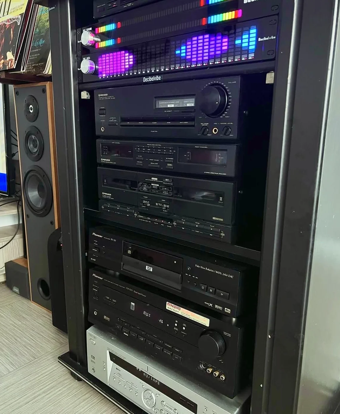 Decibelvibe TNZ SGVUM6 Miernik audio graficzny VU z wejściem i wyjściem RCA/3,5, bezprzewodowe wejście przez wbudowany mikrofon, 19 kolorów srebrny