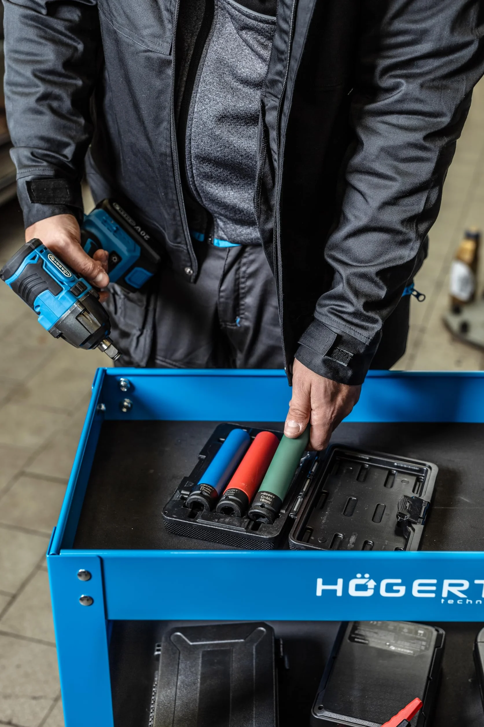 Högert Technik - Wózek warsztatowy z 3 poziomami | nośność: 110 kg | z 4 kołami z PCW | 3 poziomy o powierzchni 730 x 384 x 80 mm | szafki na narzędzia