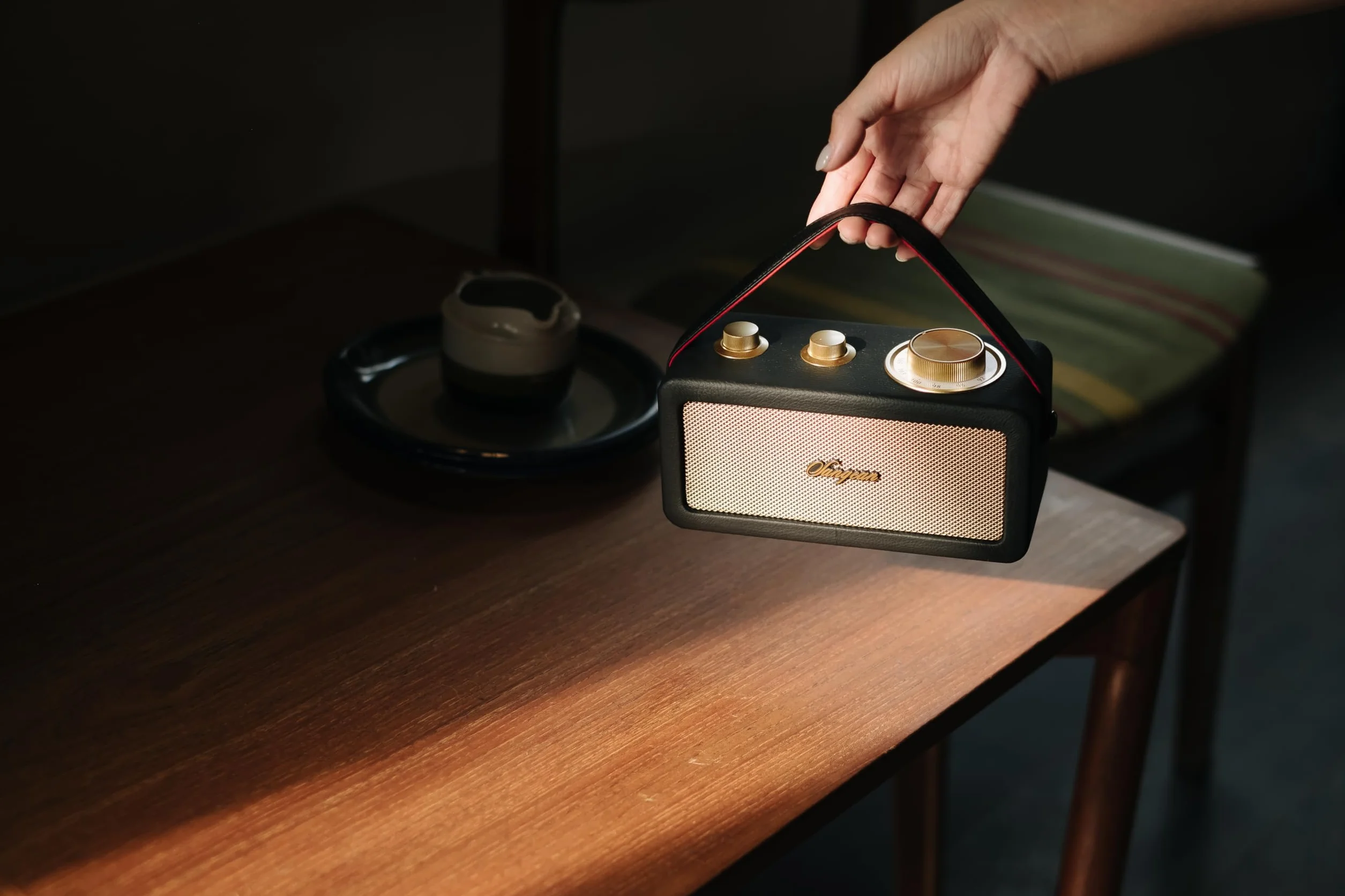 Sangean RA-101 Black Gold. Retro wzór drewna i skóry syntetycznej. Bluetooth 5.0. Autonomia 19 Godziny z pełnym obciążeniem. AUX-in dla zewnętrznych źródeł audio.
