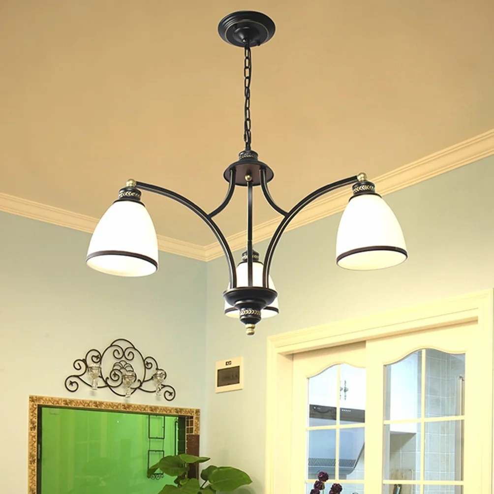 Oświetlenie wewnętrzne Elegancki żyrandol z lampą, klasyczne wykończenia z żelaza w kolorze czarnego metalu, sypialnia lub salon naścienny Średnica Żyrandol z 3 lampami [A+] Oświetlenie Made in China