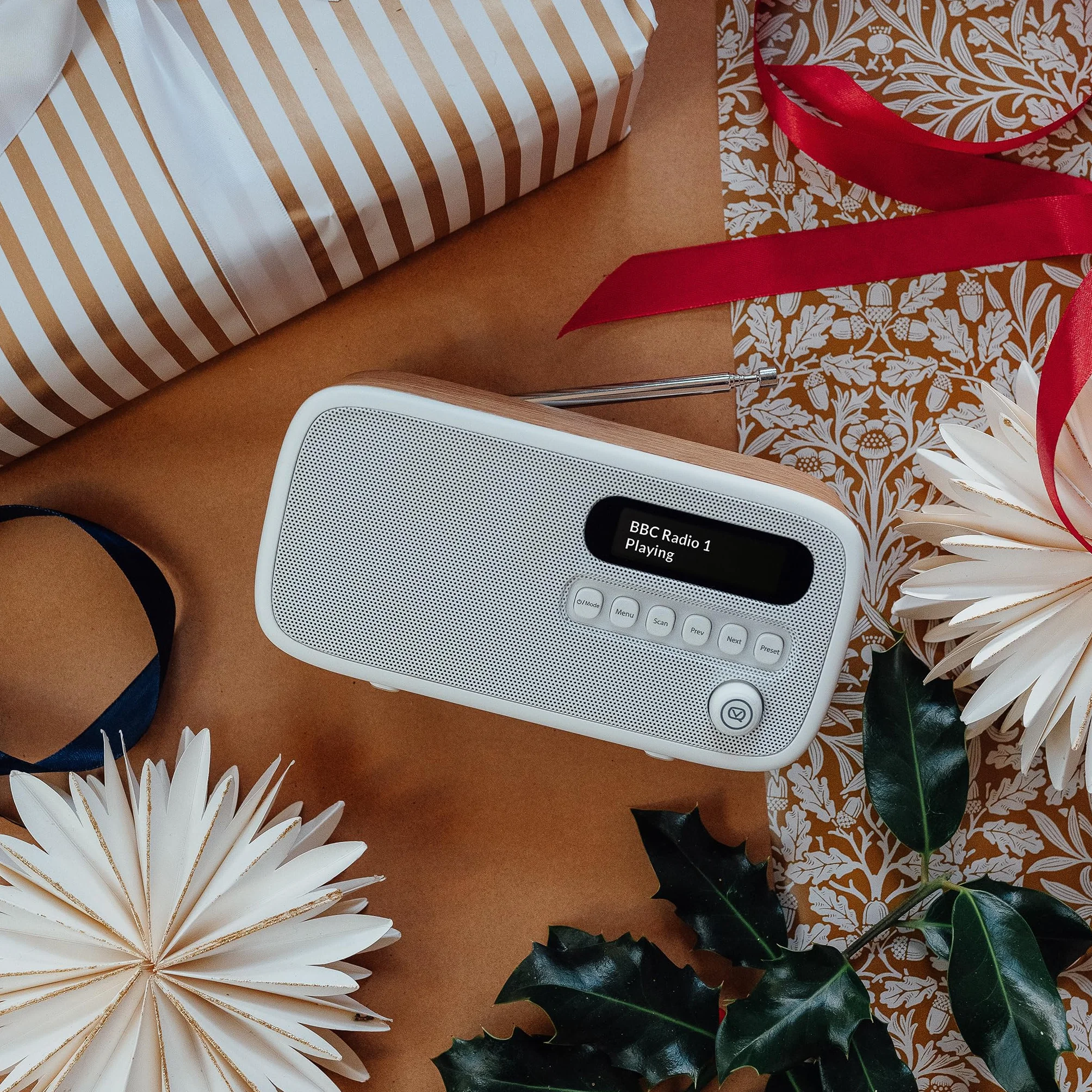 VQ Dexter Radio DAB Plus/DAB z FM, Głośniki Stereo 3W i Wyświetlacz LCD - Zasilane z Prądu i Baterii, Przenośne Radio z 60 Zapamiętanymi Stacjami, Anteną i Gniazdem Słuchawkowym - Dąb