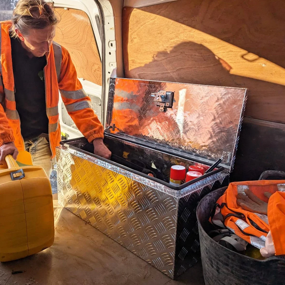 Aluminiowa skrzynka narzędziowa, zamykana skrzynia 102 l, 2 klucze, przyczepa, ciężarówka, furgonetka, skrytka, wytrzymała płyta kontrolna, gumowa podstawa i uszczelka, walizka do przenoszenia XL 810