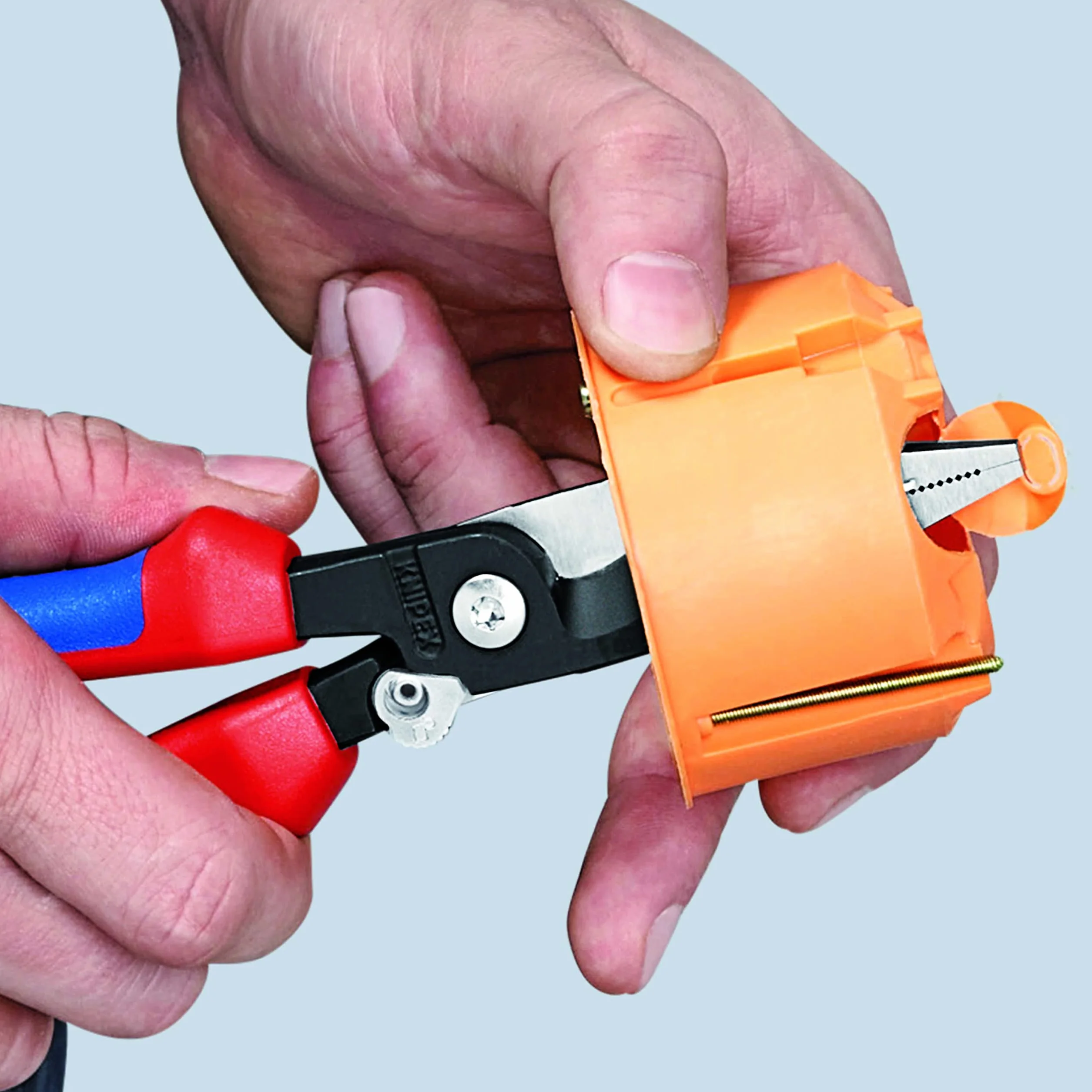 KNIPEX Szczypce do prac elektroinstalacyjnych w opakowaniu z zawieszką z rękojeściami Comfort 200 mm, 13 82 200 SB