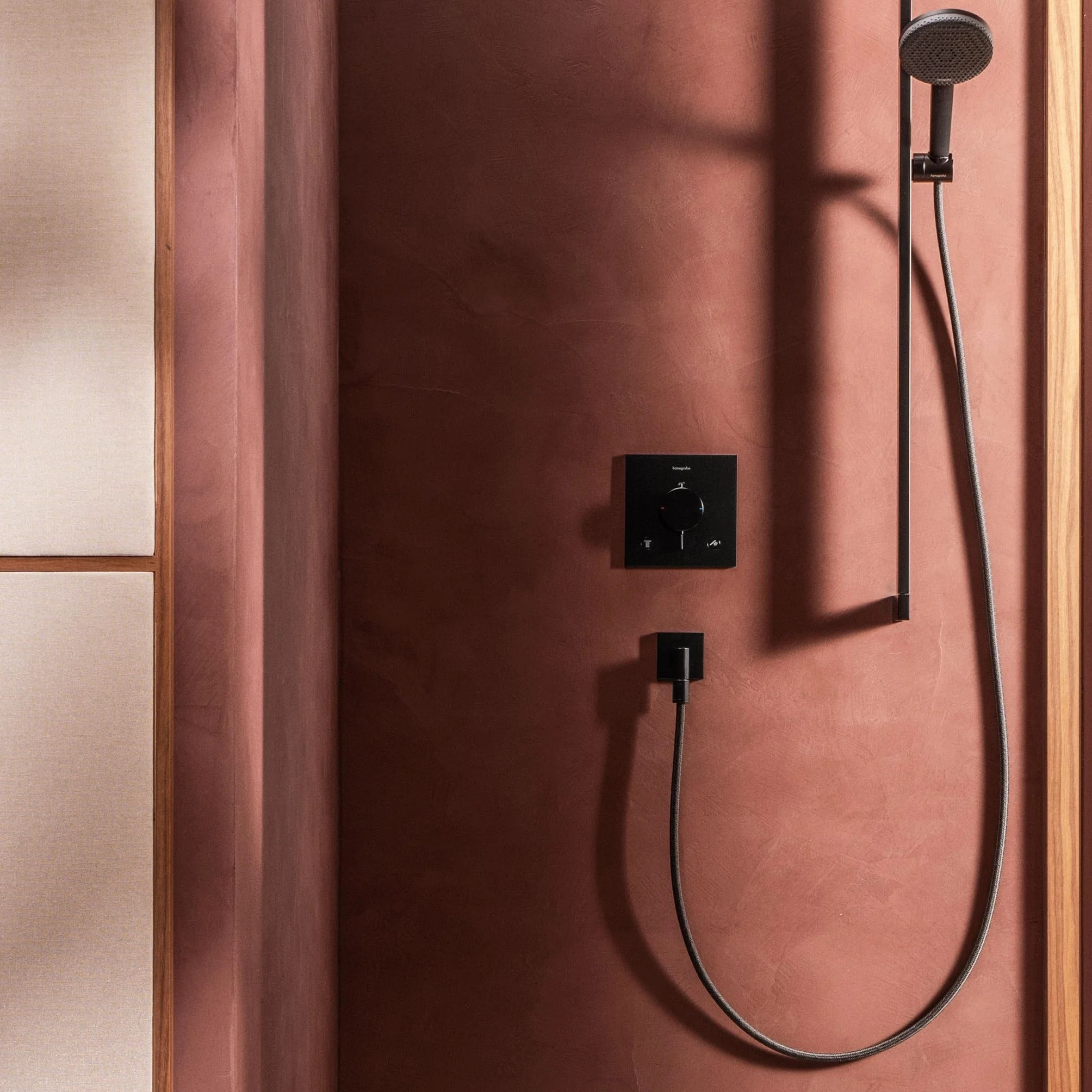 hansgrohe FixFit Fine E - podłączenie węża prysznicowego, przyłącze ścienne z zaworem zwrotnym, przyłącze węża, kąt podłączenia węża, czarny matowy, 28883670