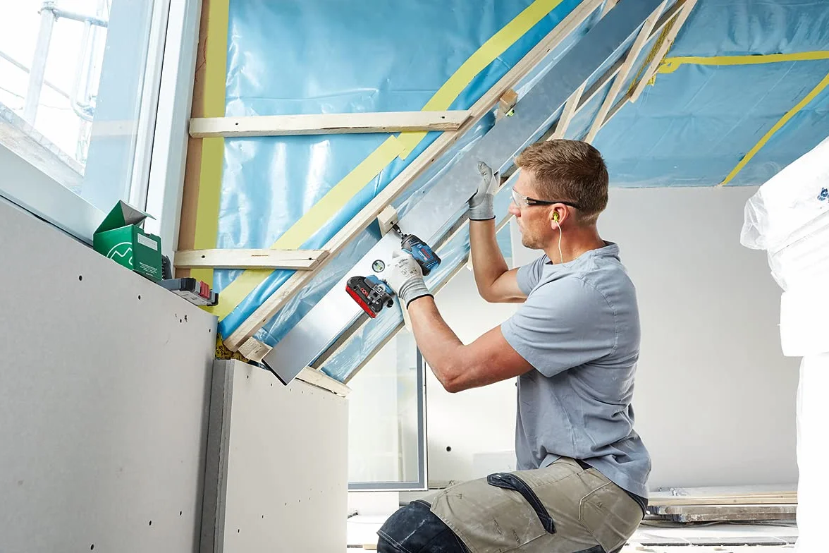 Bosch Professional system 18V: akumulatorowy klucz udarowy GDR 18V-200 (2 akumulatory GBA 18V 4.0Ah, szybka ładowarka GAL 18V-40, walizka L-Case)