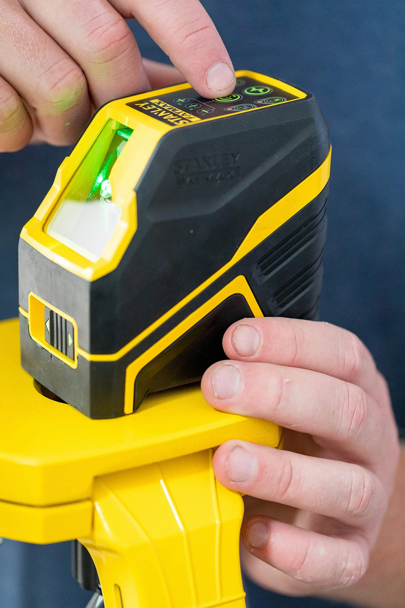 STANLEY Precyzyjny Nivel láser en cruz - zielony. pilas alcalinas dla profesjonalistów i majsterkowiczów do codziennego użytku ergonomiczna konstrukcja