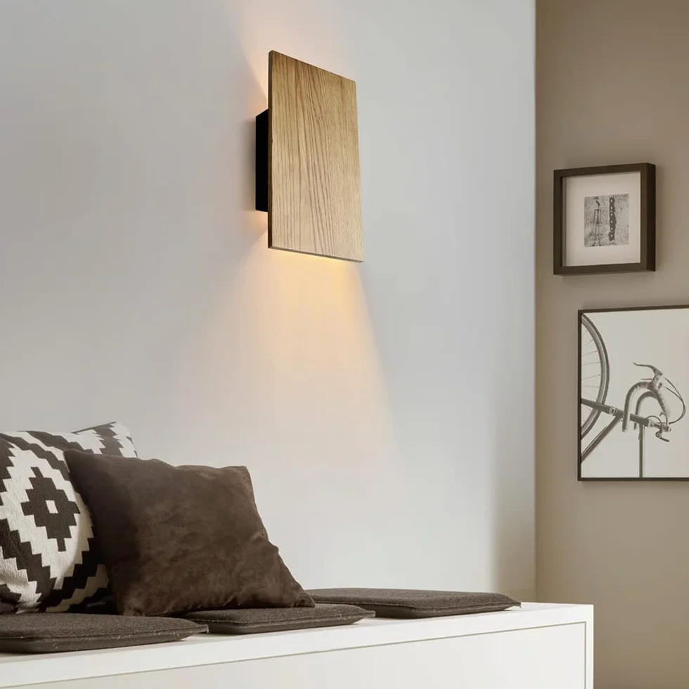 Kinkiety do salonu z wyłącznikiem, lampa naścienna z naturalnego drewna w nowoczesnym designie, vintage kinkiet LED w górę i w dół do sypialni, przedpokoju, hotelu, retro lampka nocna ciepła