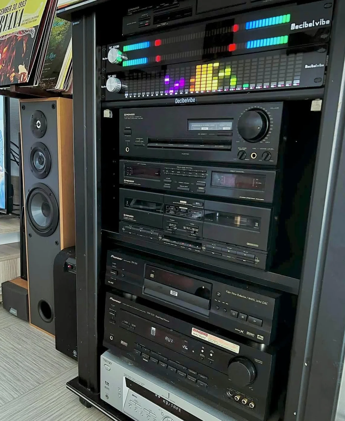Decibelvibe TNZ SGVUM6 Miernik audio graficzny VU z wejściem i wyjściem RCA/3,5, bezprzewodowe wejście przez wbudowany mikrofon, 19 kolorów srebrny