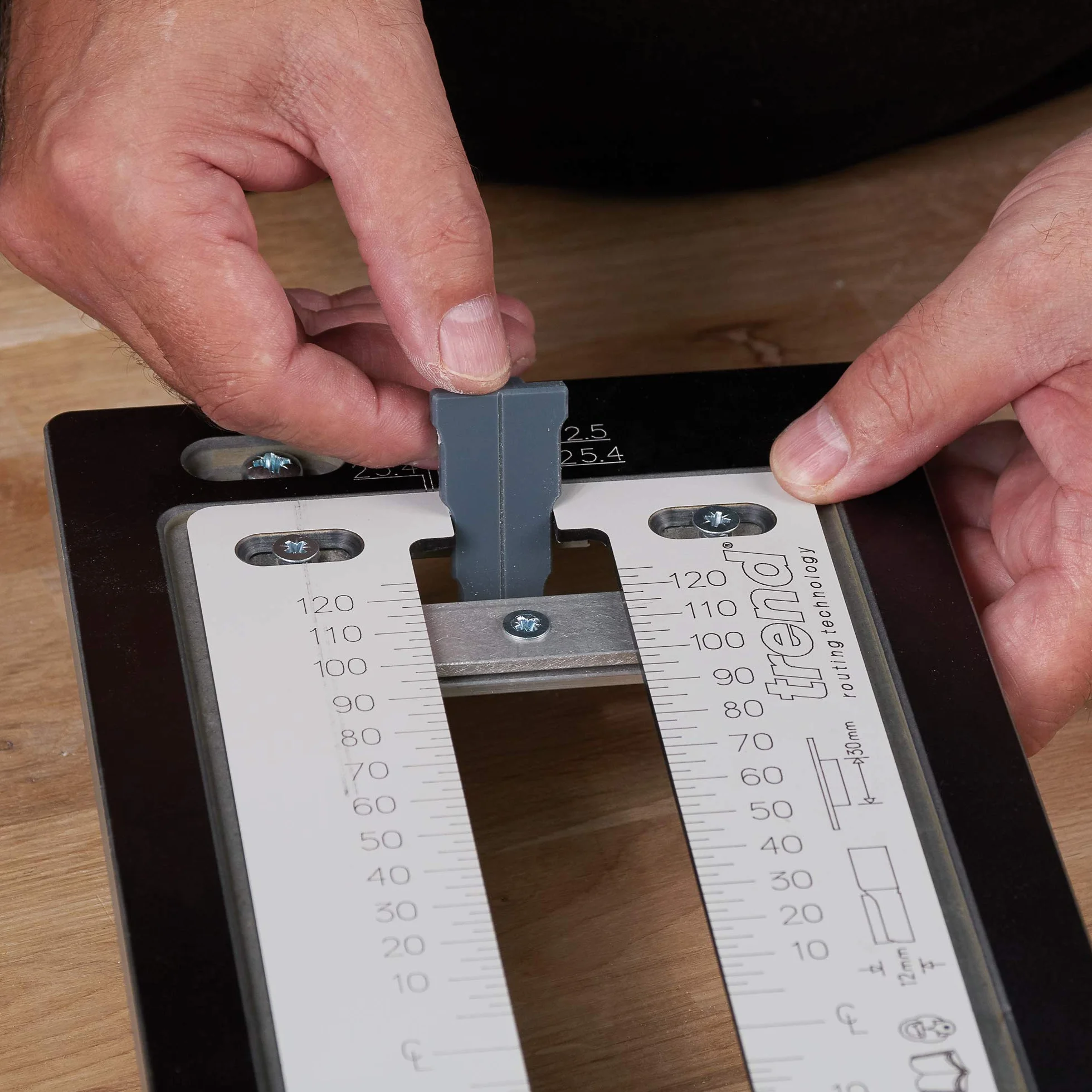 Trend Lock Jig do wpuszczanych zamków i zatrzasków, do płyt czołowych o długości 30-250 mm, LOCK/JIG/B