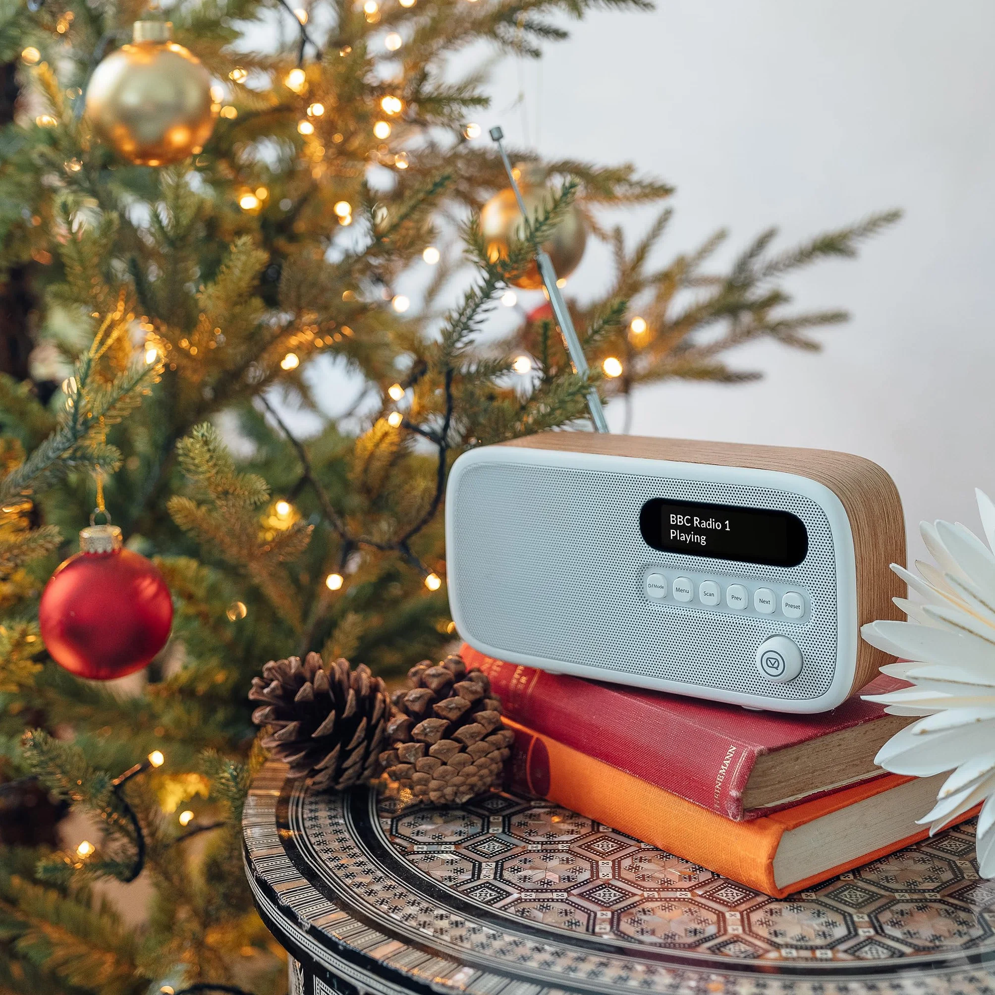 VQ Dexter Radio DAB Plus/DAB z FM, Głośniki Stereo 3W i Wyświetlacz LCD - Zasilane z Prądu i Baterii, Przenośne Radio z 60 Zapamiętanymi Stacjami, Anteną i Gniazdem Słuchawkowym - Dąb