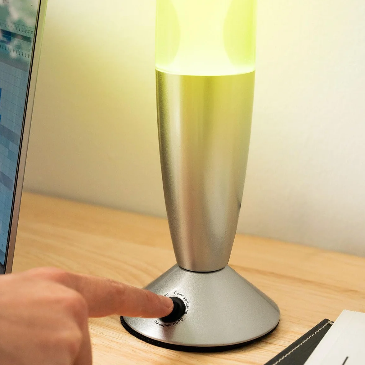 CELLUSTOP Lampa Led z ruchem wosku, wielokolorowa lampa lawowa w kształcie rakiety, stały strumień lawy, wielokolorowe światło LED, solidne szkło, aluminium, 7 alternatywnych kolorów, żółta