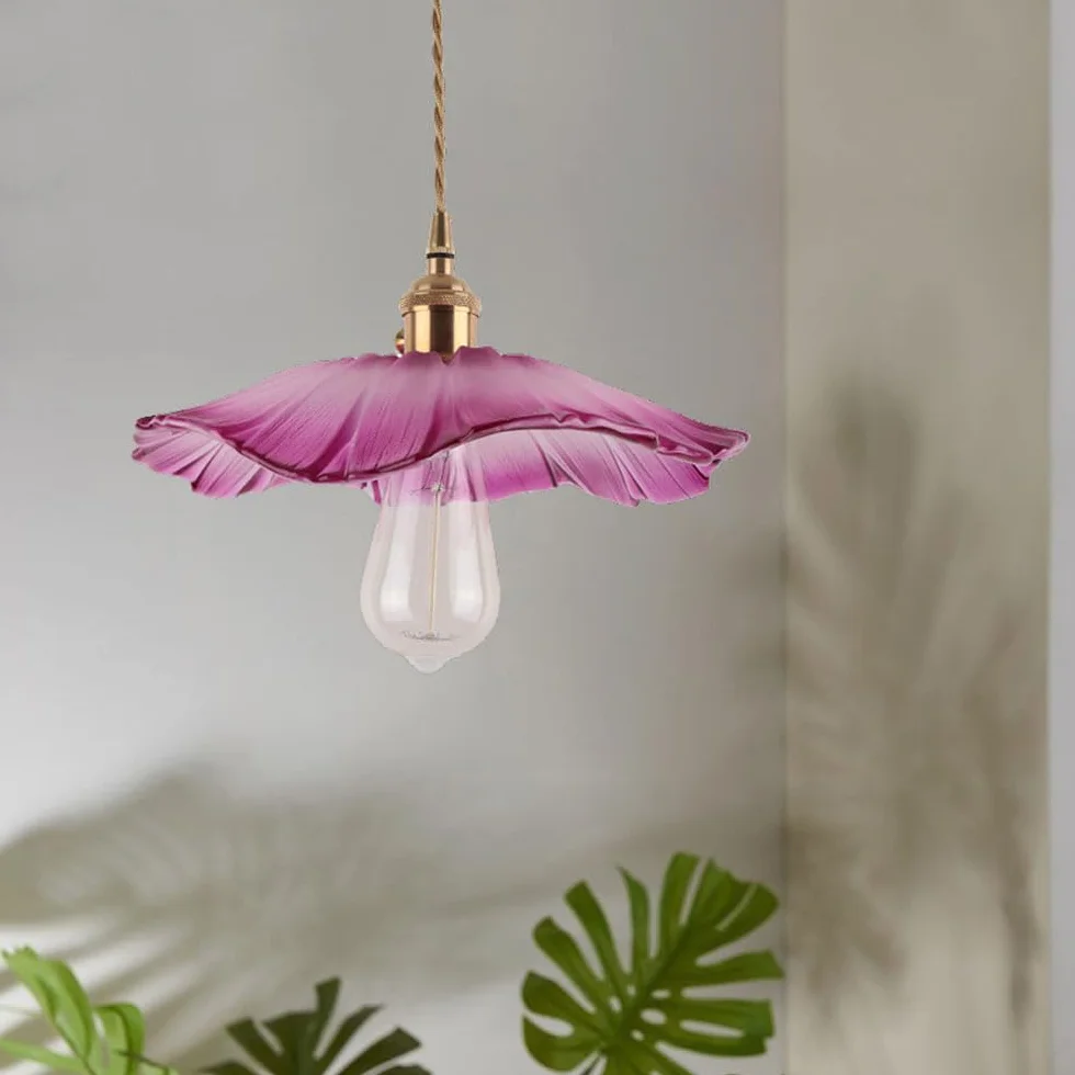 Szklana lampa wisząca w kształcie kwiatu - stylowa lampa wisząca z mosiężnym gniazdem E27, idealna na wyspy kuchenne, wejścia i stoły nocne.