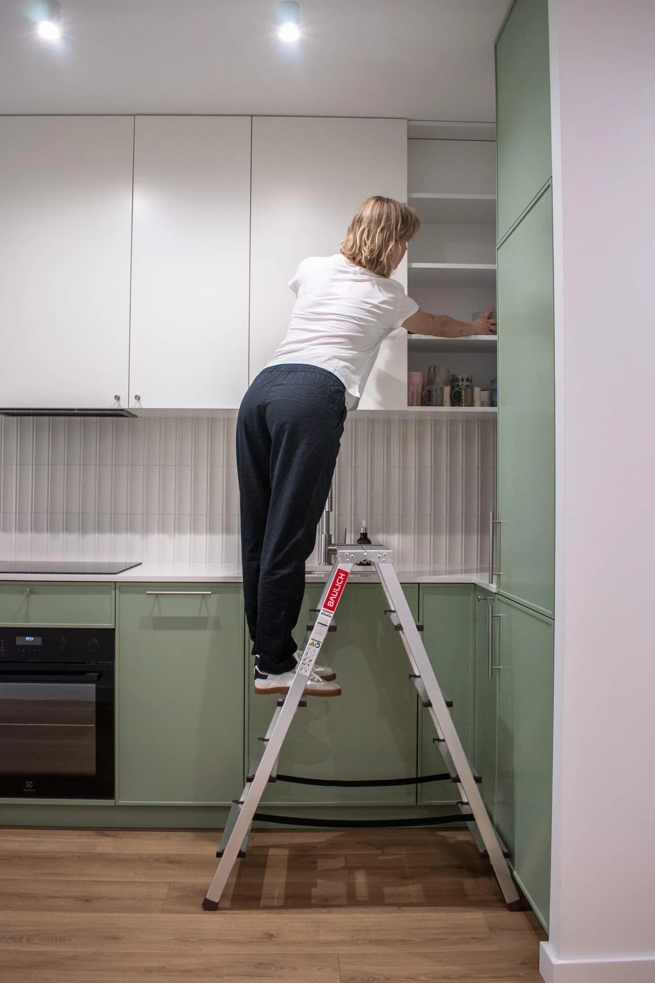 Drabina aluminiowa - Drabina 5-stopniowa - Drabina domowa - Dwustronna do domu, warsztatu i ogrodu – Wodoodporna, stabilna, antypoślizgowe nóżki – Nośność 120 kg,